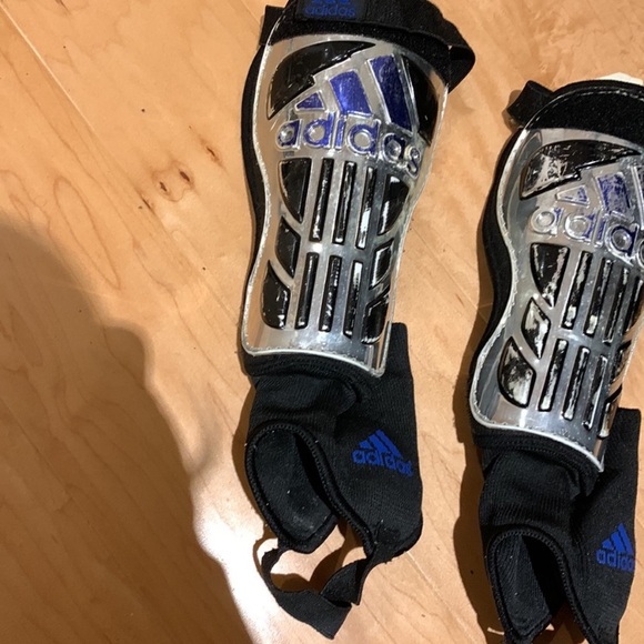 ✏️🆓 with $20+ purchase Adidas Soccer Shin Pads - Men’s size L - Picture 3 of 15